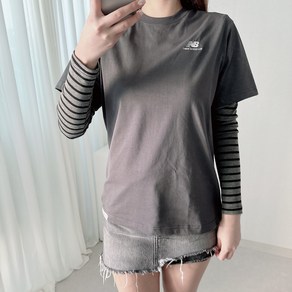 뉴발란스 반팔 라운드 티 스탠다드핏 스몰로고자수 남여공용 D8323