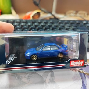 1/64 스케일 스바루 임프레자 WRX GCB STi 버전 II 스포츠 블루 맞춤형 엔진 디스플레이 포함 자동차 모델 컬렉션 장난감 선물