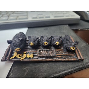 Jeju(제주) 흑돼지 5가족 나룻배에 타다(장식인형) 13cm x 4cm