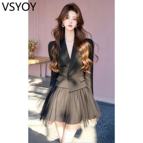 vsyoy 소금 스타일 라이트는 봄 새로운 헵번 스타일의 기질 블랙 세트 재킷 거즈 스커트 패션 여성 의류 세트를 요리했습니다.