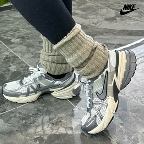 [국내매장판] 나이키 여성 V2K RUN 퓨어 플래티넘 울프 그레이 운동화 런닝화 헬스화 IAK2018 짐썍 가방 증정