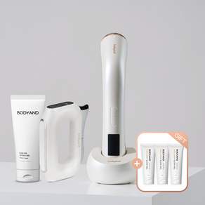 괄사 얼굴 마사지로 얼굴 마사지하는 모습