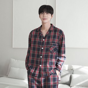 어나더디 커플용 네이비 체크 잠옷 세트
