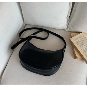 뚜씨마켓 데일리 호보 크로스백 반달백