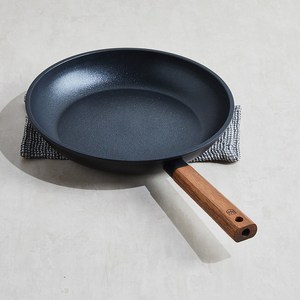 [모던하우스 광주역점] 기름이 적게드는 티크우드 티타늄코팅 인덕션겸용 프라이팬 30cm_러브쿡 CK0223010, 1개