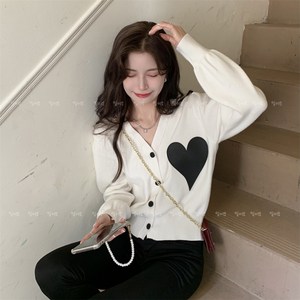 일이오 여성 봄 가을 하트패치 브이넥 니트 가디건