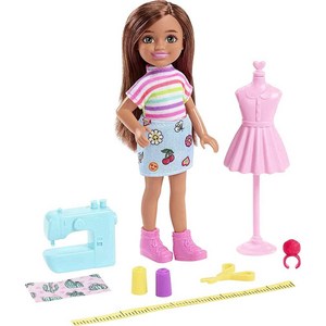 Barbie Chelsea Can Be Doll & Playset 갈색 머리 패션 디자이너 작은 인형 탈착식 의상 및 8개의 커리어 액세서리 포함, 1개