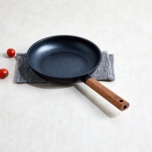 기름이 적게드는 티크우드 티타늄코팅 인덕션겸용 프라이팬 24cm303937, 1개