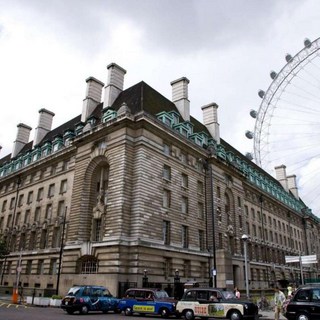 프리미어 인 런던 카운티 홀로 문제 해결하기