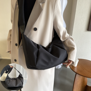 겟코 남녀공용 데일리 나일론 반달 크로스 숄더백 여행용 보부상 호보백