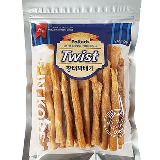 황태꽈배기를 맛있게 먹는 강아지