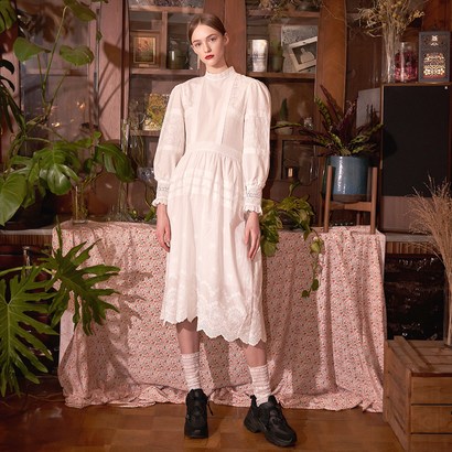 바이탈사인 Hih-neck Eyeet ace atch Dress