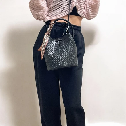 BucketBagCharm 버킷 백 참 여성용 가방 가죽 숄더백 고급 숄더 크로스 데일리백 플러스 스타일리시한 키링 포함