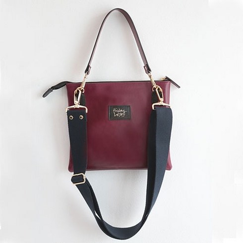 프라이데이 플랫 - JULIA - PLUM FLAT CLUTCH with DARK NAVY STRAP