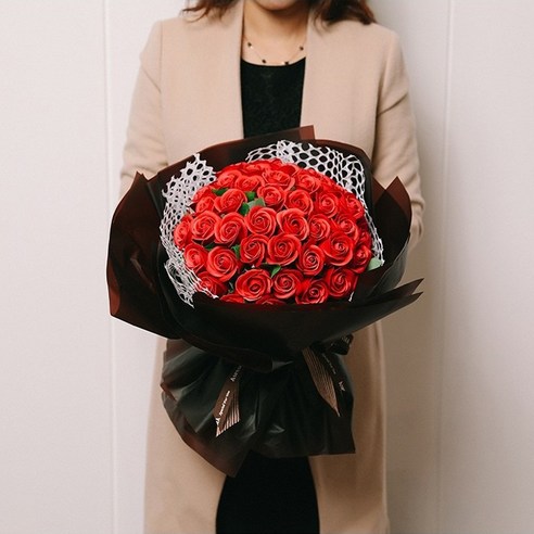 특별한 순간에 우아함과 향기를 선사하는 아스파시아 아델라 비누꽃 꽃다발
