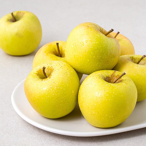 시나노골드 사과는 싱그러운 빛깔과 달콤한 과즙을 가지고 있으며, 씻어 와삭하면 입안에 향긋하고 상큼한 풍미가 가득합니다.