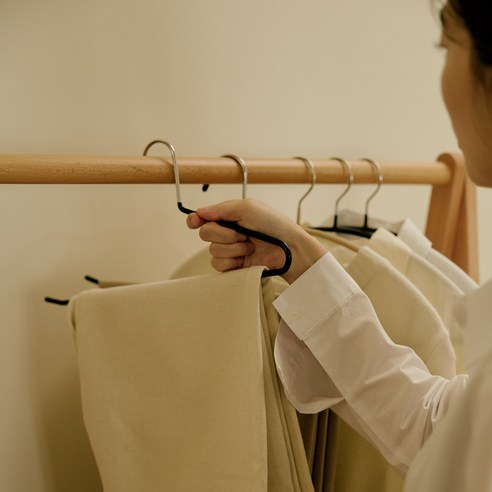 미끄럼 방지 바지걸이로 옷장 정리 스트레스 해결!