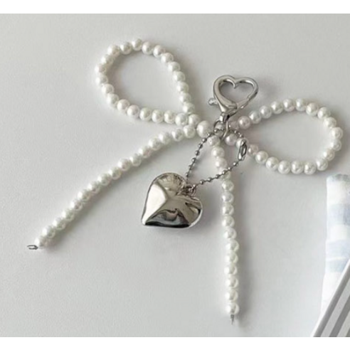 사랑스러운 진주 하트, 가방에 특별한 포인트를 더하다