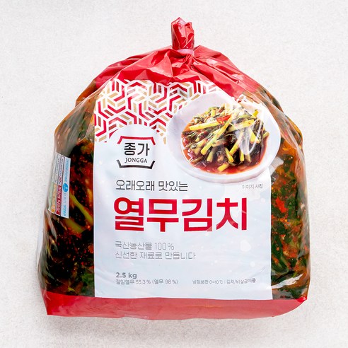 종가 오래오래 맛있는 열무김치는 고춧가루로 만들어진 먹음직스러운 김치입니다.