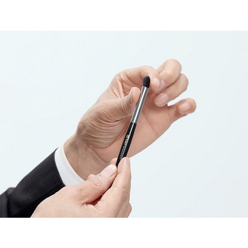 스튜디오17 디테일 브러쉬로 섬세한 눈매를 완성하세요!