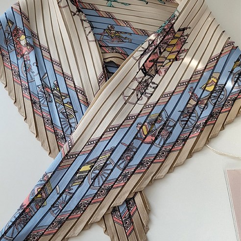 섬세한 주름과 은은한 색감으로 완성하는 우아한 스타일, 바비수 오테니 마차 주름 스카프