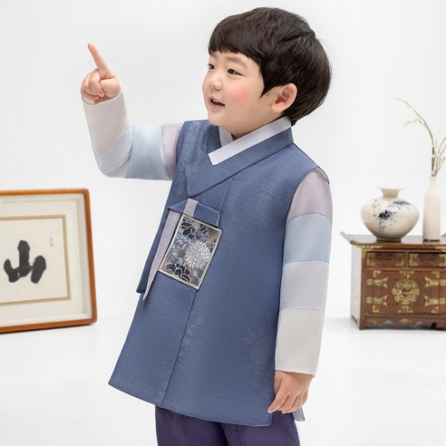하늘을 담은 아름다움, 금동이아가 하늘꽃보 한복으로 아이의 특별한 날을 선물하세요.