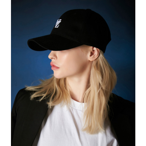 스타일과 편안함을 모두 갖춘 바잘 3D 모노그램 로고 오버핏 볼캡으로 당신의 일상에 특별함을 더하세요.