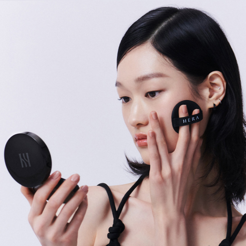매끄러운 커버리지와 편안한 사용을 위한 헤라 블랙 쿠션 파운데이션 퍼프