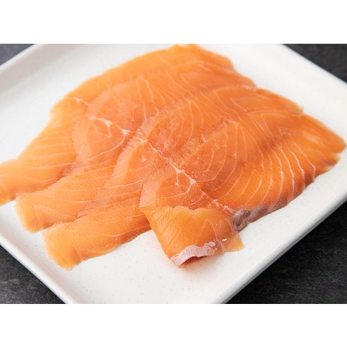 고소하고 진한 풍미의 유럽 정통 방식 훈제연어 슬라이스