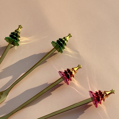 크리스마스 분위기를 물씬 풍기는 세심하게 제작된 쿠리풀 크리스마스 티스푼 + 포크 세트, 골드트리