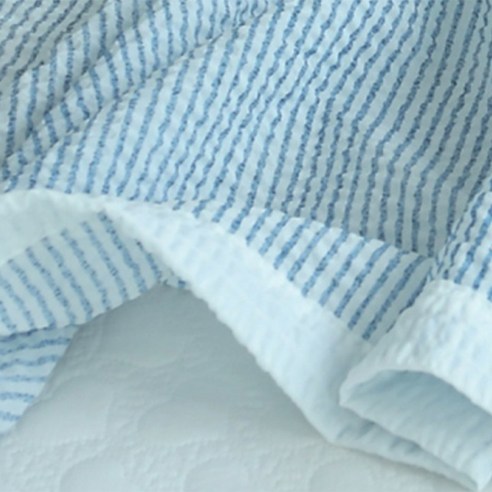 세련된 블루 스트라이프 패턴과 통기성 있는 소재로 여름철 편안한 수면을 선사하는 바숨 스트라이프 여름홑이불