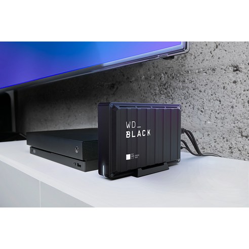 용량 넉넉한 8TB를 지원하며, USB3.2 전송방식으로 빠른 데이터 전송 속도를 제공하는 WD Black D10 데스크탑용 외장하드 WDBA3P0080HBK
