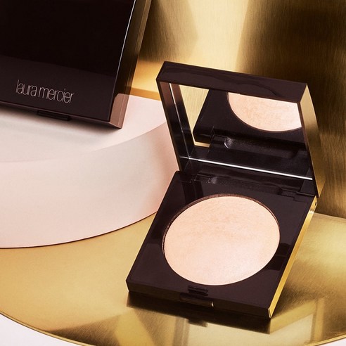 칙칙한 피부에 광채를! 로라메르시에 하이라이터로 자연스러운 윤기를 더하세요.