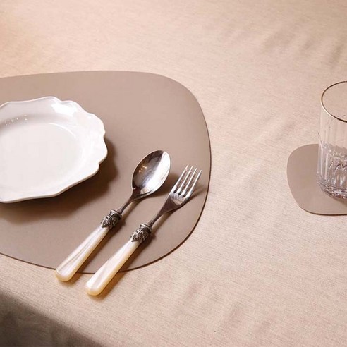 작은꾸밈 테이블 방수 가죽 식탁매트 2p + 코스터 2p 세트, 베이지, 식탁매트(41 x 34 cm), 코스터(13.5 x 11 cm)