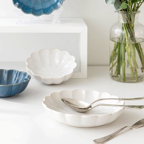 우아함과 실용성을 겸비한 완벽한 식탁