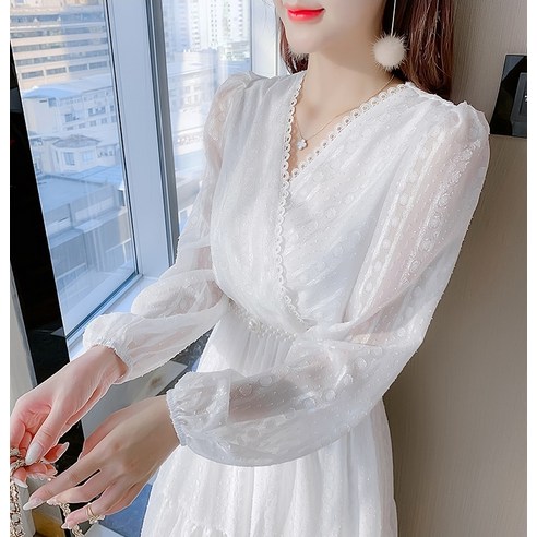 V넥과 레이스로 꾸며진 세련된 포플러앤씨 체스터 브이 원피스