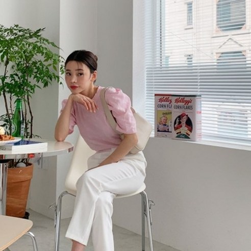 퍼프 디자인으로 포인트를 주는 베즈다 블라우스