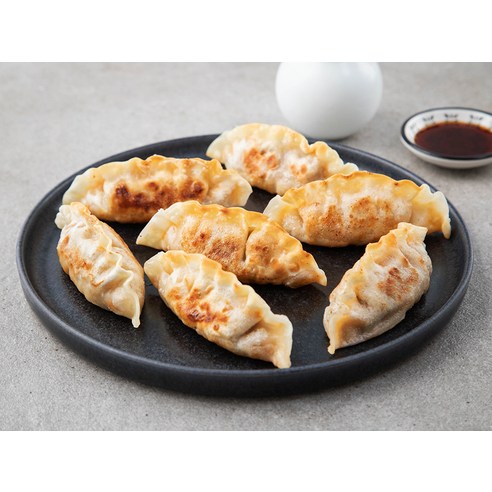 간편하게 즐기는 매콤한 김치 만두