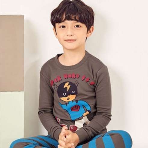 유니프랜드 아동용 히어로 30수 후라이스 9부내의 상하세트는 멋진 디자인과 편안한 착용감을 제공하는 제품입니다.