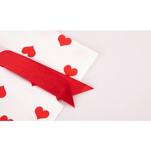 세련되고 내구성 있는 더깔끔 리본 기프트백으로 선물을 아름답고 안전하게 보관하세요.