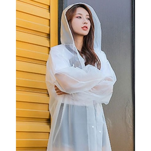 화이트계열의 스타일리시한 아우터