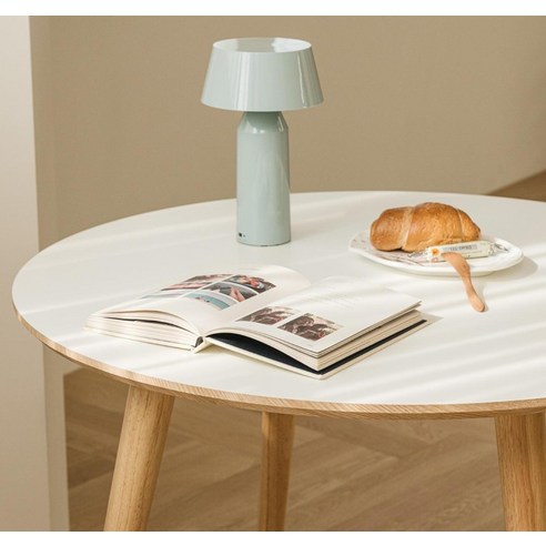 깔끔하고 모던한 디자인의 우수한 품질 원목 테이블