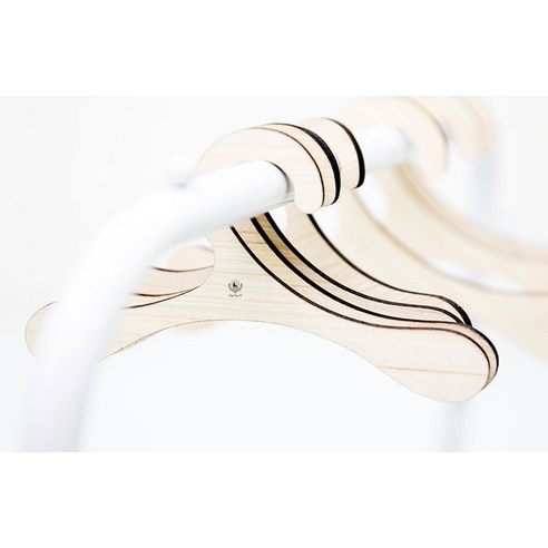 고급스러운 디자인과 내구성 높은 반려동물 원목 옷걸이