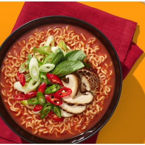 매운맛과 풍부한 맛의 만족스러운 조화를 위한 맵탱 청양고추대파 라면