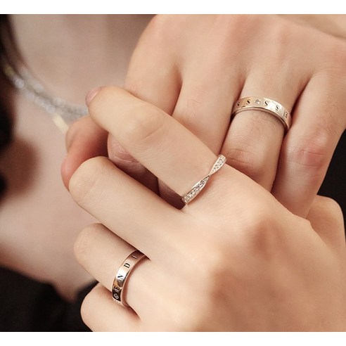 로이드 L DIAMOND 모던 엔드리스 실버 커플링은 은92.5% 이상의 순은 소재로 제작된 제품입니다.