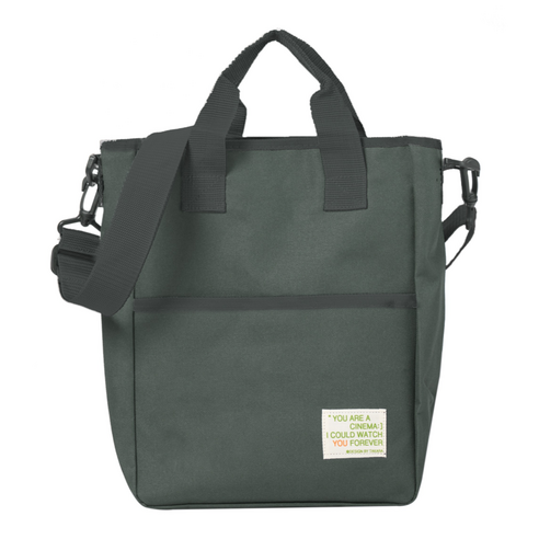 스타일과 실용성을 겸비한 데일리 크로스백