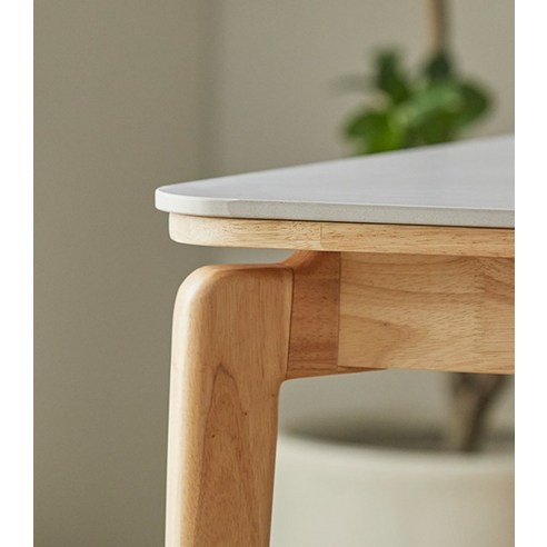 따스함과 세련됨이 공존하는 파로마 리샤르 세라믹 원목 식탁으로 주방에 특별한 가치를 더하세요.