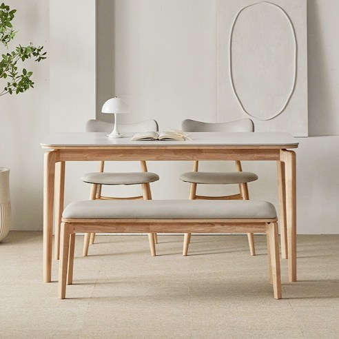 따스함과 세련됨이 공존하는 파로마 리샤르 세라믹 원목 식탁으로 주방에 특별한 가치를 더하세요.