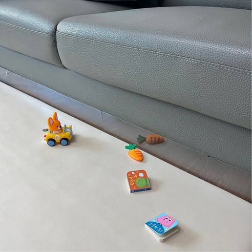 쇼파 밑 틈새, 투명 가림막으로 깔끔하게 해결!