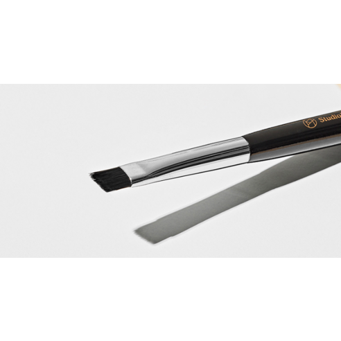 섬세한 눈썹, 완벽한 첫인상: 스튜디오17 아이브로우 브러쉬 352로 완성하세요.